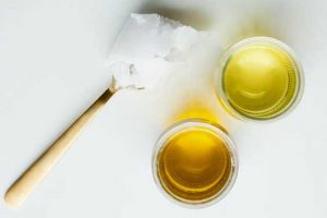 Choose oil wisely for dry skin: olive oil or coconut oil